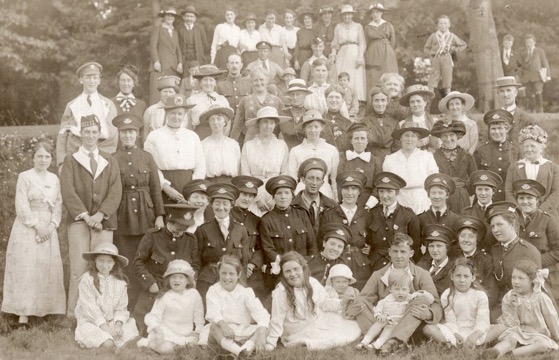 Edinburgh and District Tramways Great War conductresses and wounded soldiers at Craiglockhart