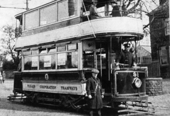 Wigan Corporation Tramways Tramcar No 91 and crew